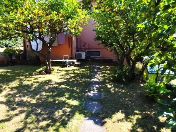 casa indipendente in vendita a Massa in zona Castagnola