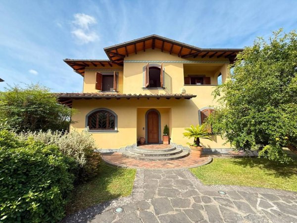 casa indipendente in vendita a Massa in zona Castagnola