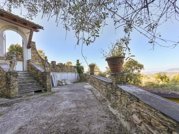 casa indipendente in vendita a Massa in zona Centro Storico