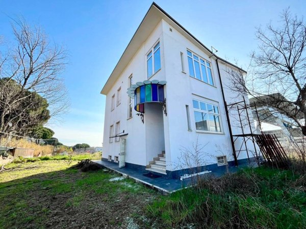 intera palazzina in vendita a Massa in zona Castagnola