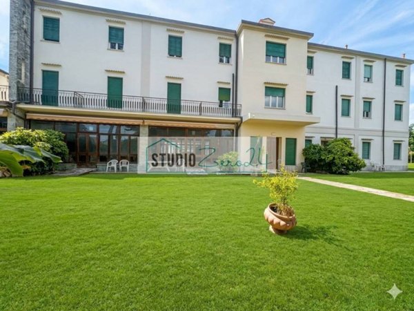 negozio in vendita a Massa in zona Marina di Massa
