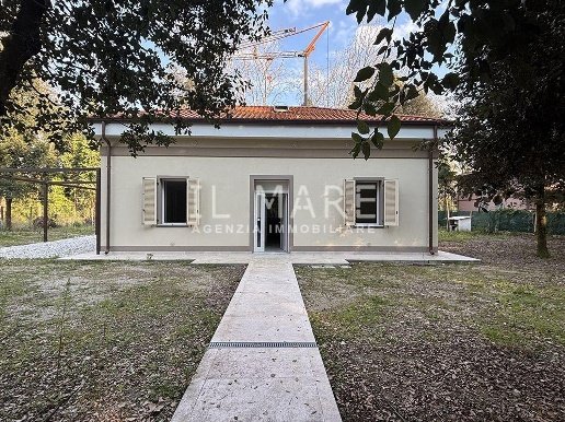 casa indipendente in vendita a Massa in zona Poveromo