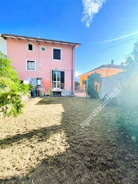 casa indipendente in vendita a Massa