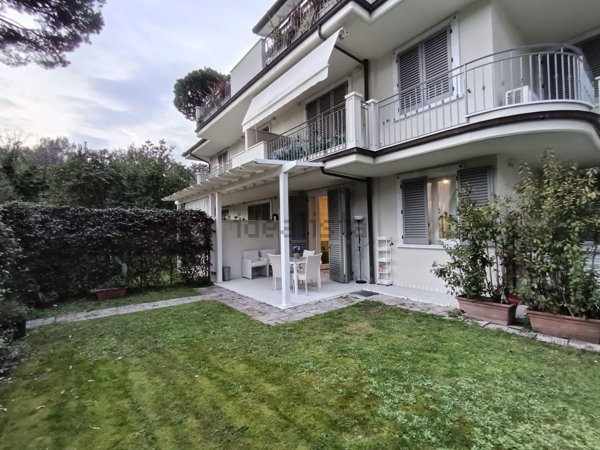 appartamento in vendita a Massa in zona Poveromo