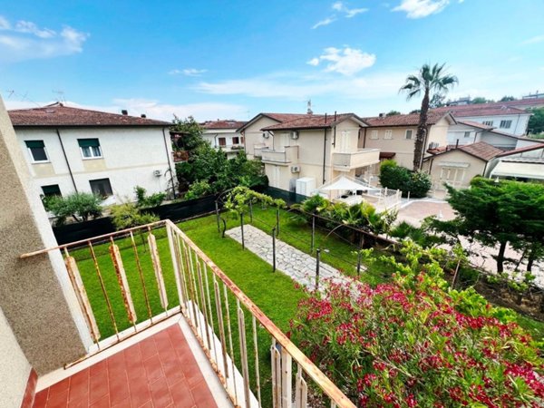 casa indipendente in vendita a Massa in zona Marina di Massa