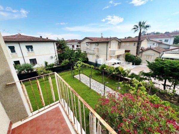 appartamento in vendita a Massa in zona Marina di Massa