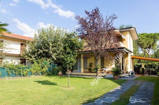 casa indipendente in vendita a Massa in zona Poveromo