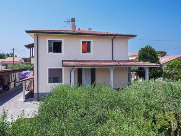 casa indipendente in vendita a Massa