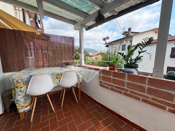 casa indipendente in vendita a Massa