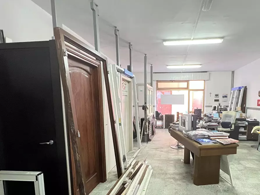 negozio in vendita a Massa in zona Borgo del Ponte