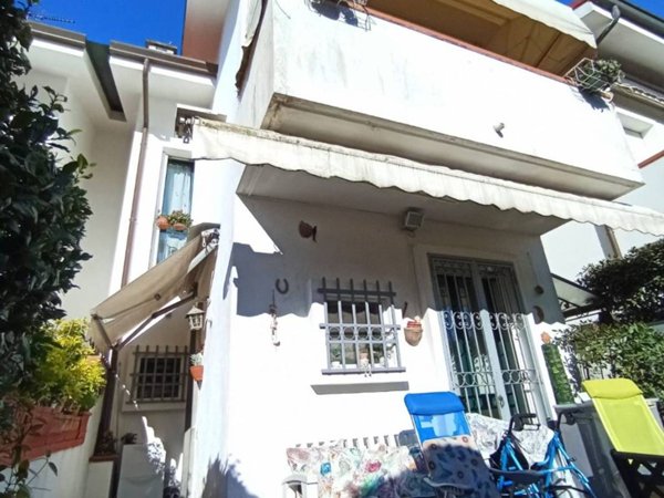 casa indipendente in vendita a Massa in zona Poveromo
