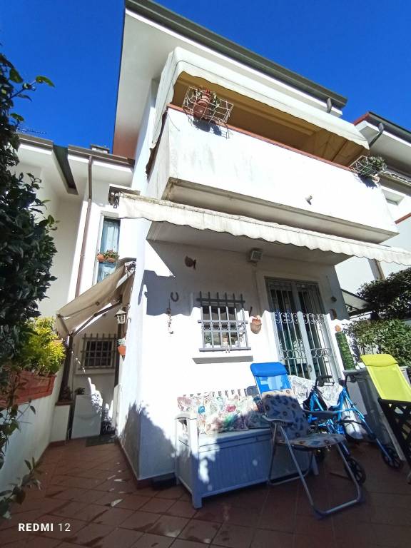 casa indipendente in vendita a Massa in zona Poveromo