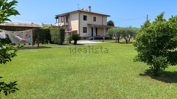 casa indipendente in vendita a Massa
