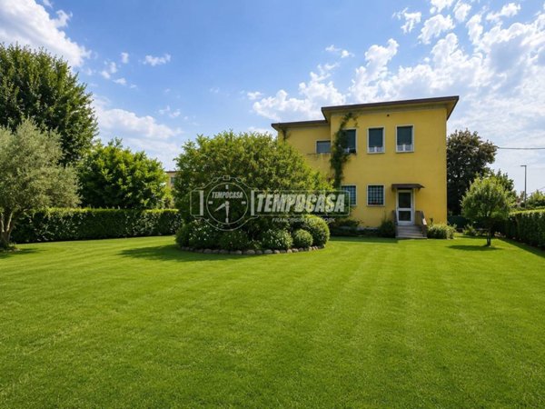 casa indipendente in vendita a Massa
