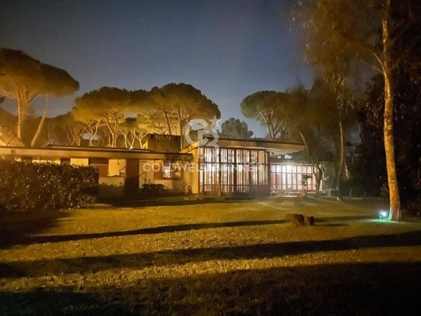 casa indipendente in vendita a Massa in zona Marina dei Ronchi