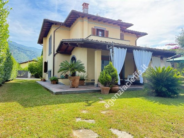 casa indipendente in vendita a Massa in zona Mirteto