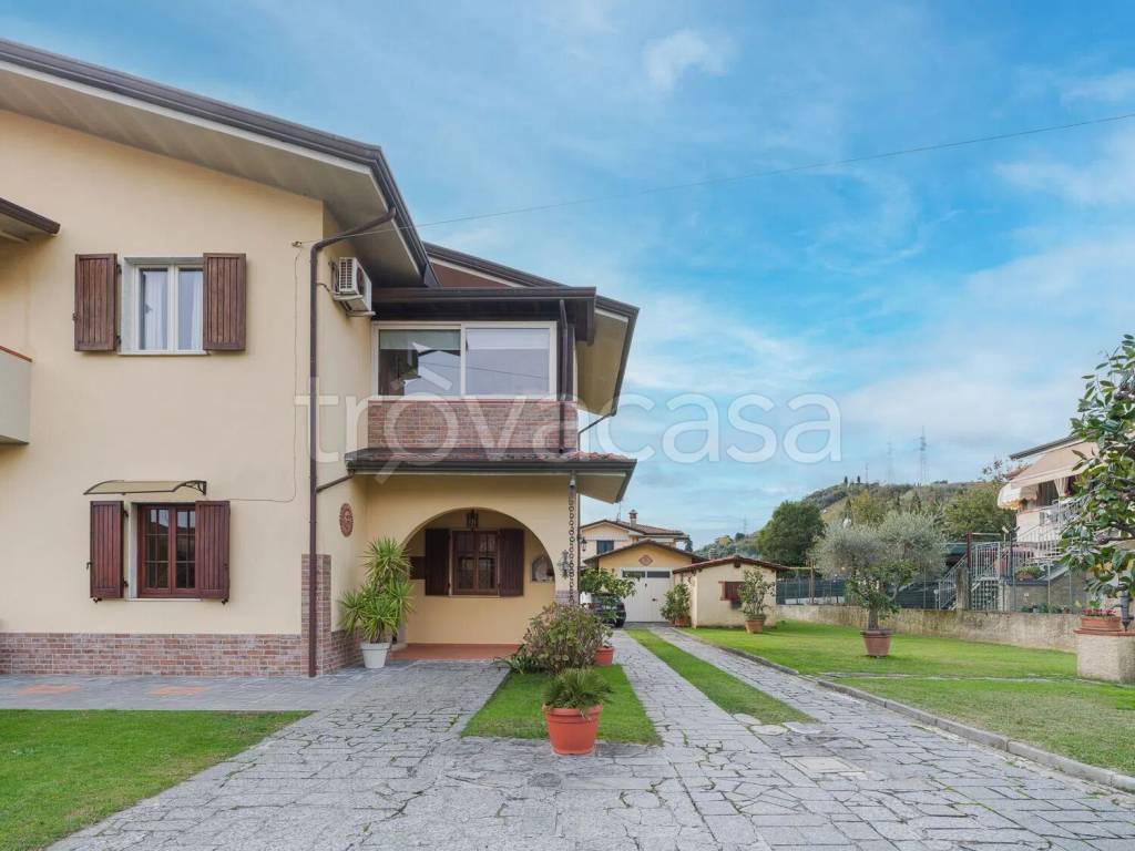 casa indipendente in vendita a Massa in zona Romagnano