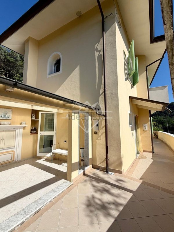 casa indipendente in vendita a Massa