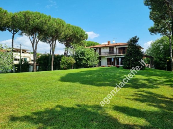 casa indipendente in vendita a Massa in zona Marina dei Ronchi