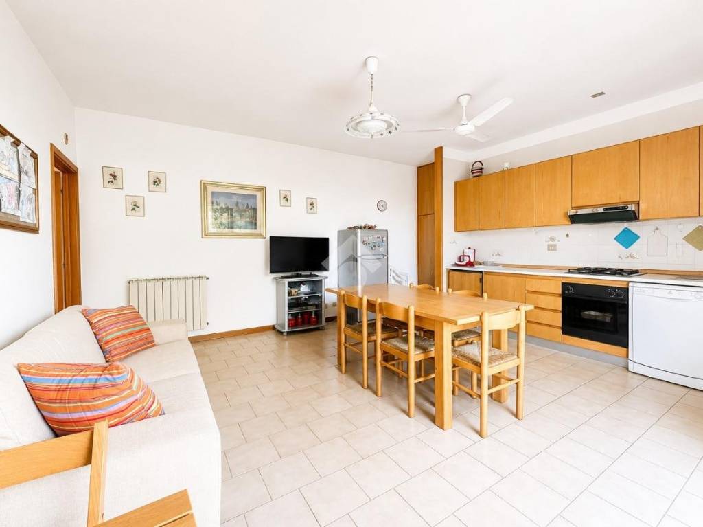 appartamento in vendita a Massa in zona Marina dei Ronchi