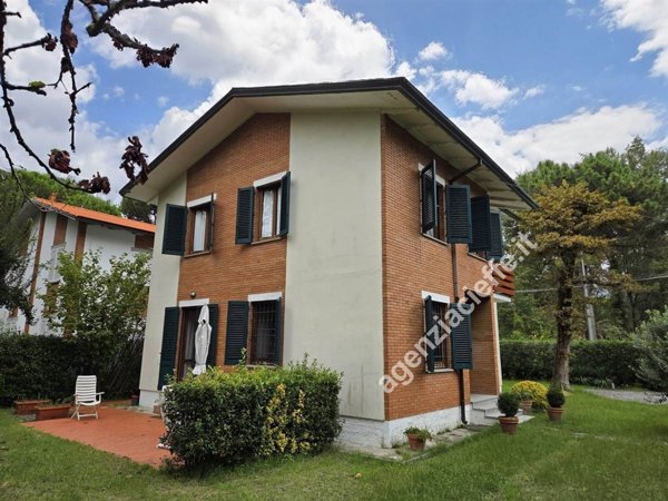 casa indipendente in vendita a Massa in zona Poveromo