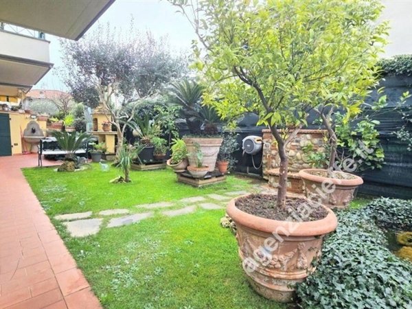 appartamento in vendita a Massa in zona Marina di Massa