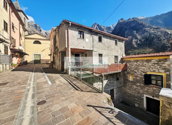 casa semindipendente in vendita a Massa in zona Resceto