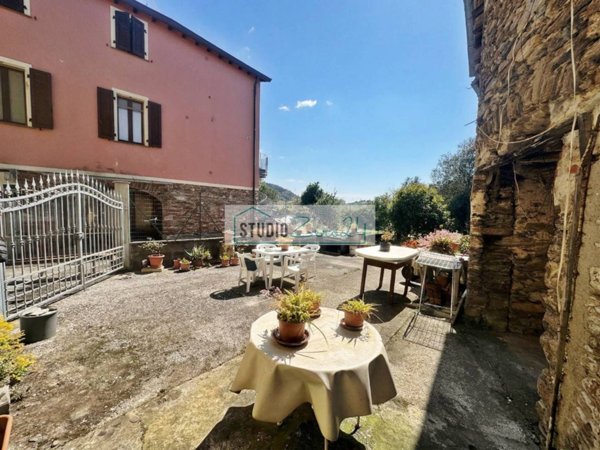 casa indipendente in vendita a Massa