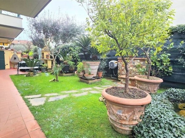 appartamento in vendita a Massa in zona Marina di Massa