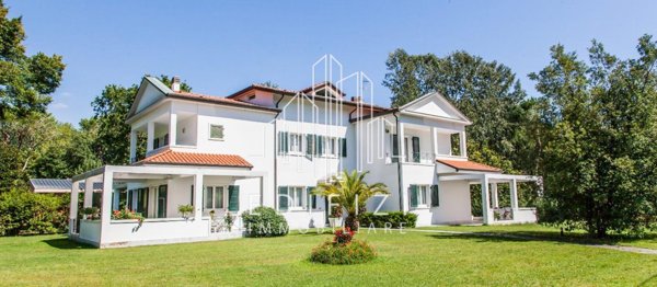 casa indipendente in vendita a Massa in zona Poveromo