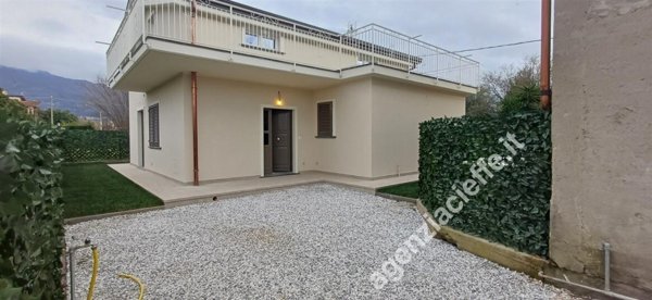 casa indipendente in vendita a Massa