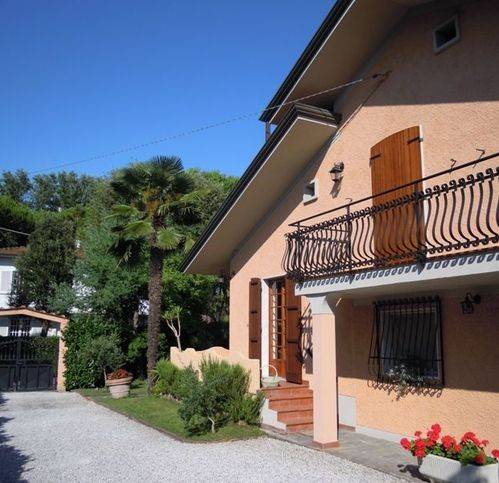 casa indipendente in vendita a Massa in zona Poveromo