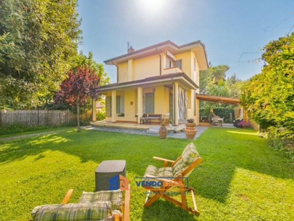 casa indipendente in vendita a Massa in zona Poveromo
