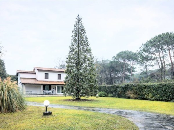 casa indipendente in vendita a Massa in zona Poveromo