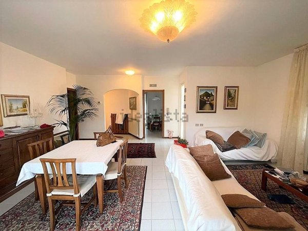 casa indipendente in vendita a Massa in zona Marina di Massa