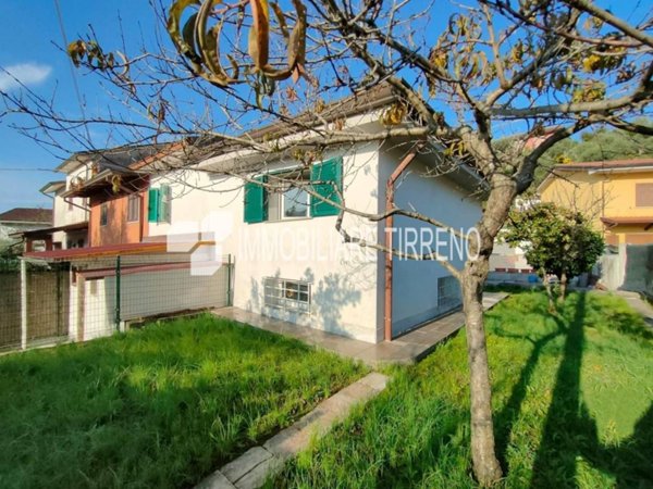 casa indipendente in vendita a Massa in zona Romagnano