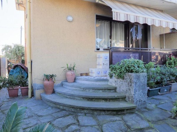 casa indipendente in vendita a Massa in zona Marina di Massa