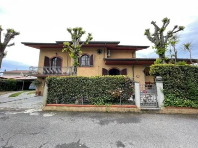 casa indipendente in vendita a Massa in zona Poveromo