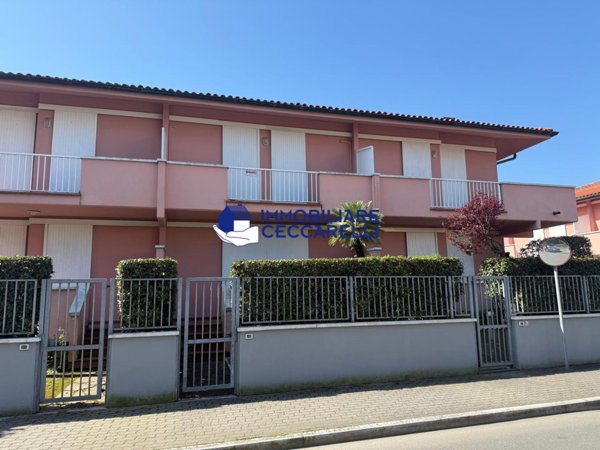 casa indipendente in vendita a Massa in zona Marina dei Ronchi