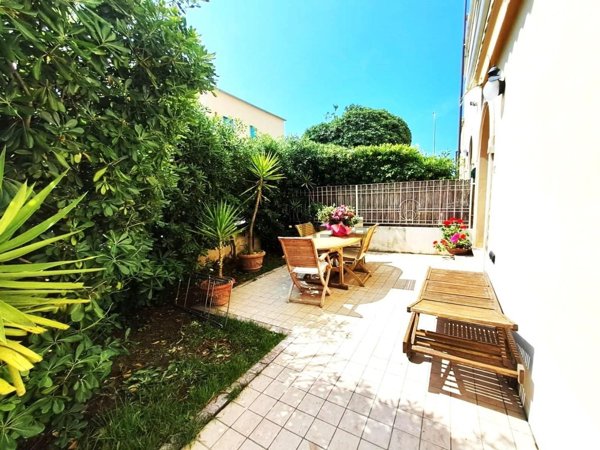 appartamento in vendita a Massa in zona Marina dei Ronchi