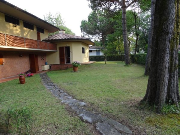 casa indipendente in vendita a Massa in zona Marina di Massa