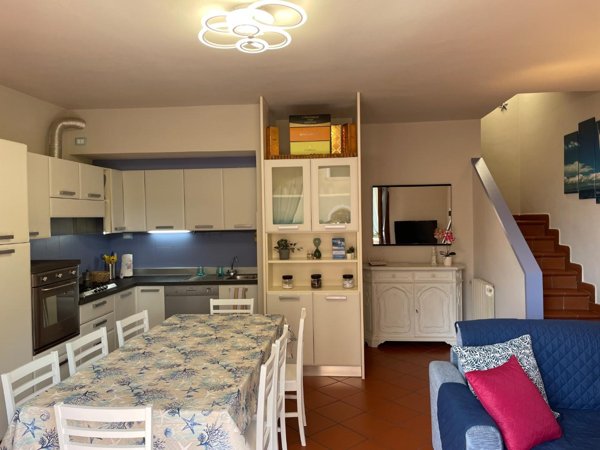 casa indipendente in vendita a Massa in zona Marina di Massa