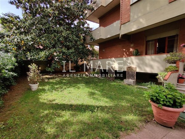 appartamento in vendita a Massa in zona Marina di Massa