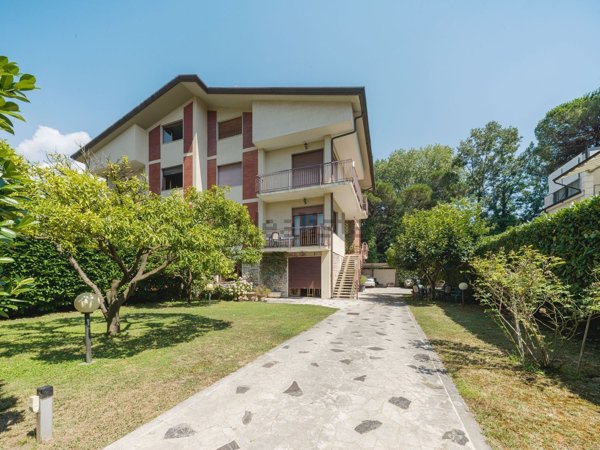 casa indipendente in vendita a Massa in zona Marina dei Ronchi