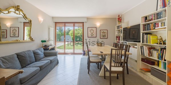 casa indipendente in vendita a Massa in zona Marina dei Ronchi