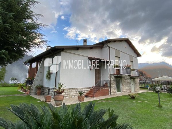 casa indipendente in vendita a Massa