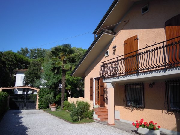 casa indipendente in vendita a Massa in zona Poveromo
