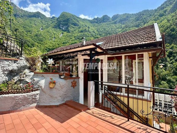 casa indipendente in vendita a Massa