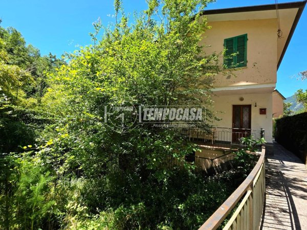 casa indipendente in vendita a Massa in zona Casania