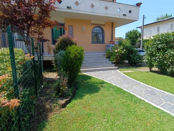 casa indipendente in vendita a Massa